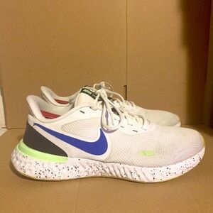 Nike revolution men’s shoes